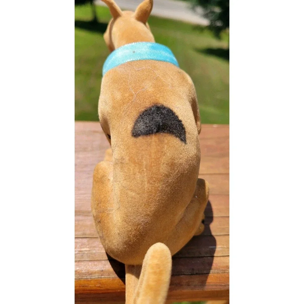 FLOCKED VELVET TEXTURE SCOOBY DOO HOLDING UP PAW COLLECTIBLE BOBBLE HEAD NODDER